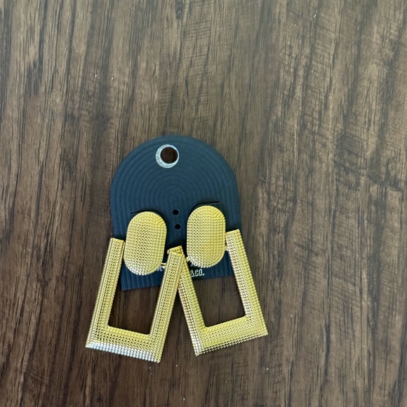 Large textured door knocker earring - Picture 3 of 6